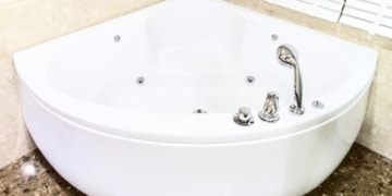 Comment choisir une baignoire d'angle ? 6 astuces à connaître