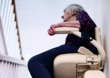 85% des seniors choisissent le monte-escalier pour rester chez eux