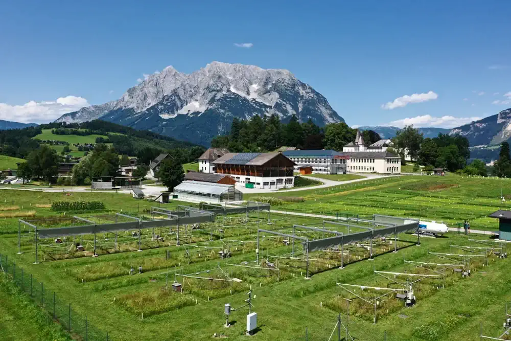 Usine pilote en Styrie. Vue aérienne de l'usine ClimGrass en Styrie, où une prairie tempérée est exposée à un réchauffement atmosphérique individuel et combiné (+3°C) et à un enrichissement en CO2 (+300 ppm), ainsi qu'à une sécheresse récurrente.