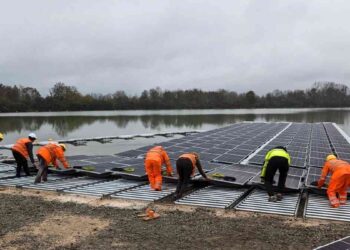 Une centrale solaire flottante redonne vie à d’anciennes gravières en Bourgogne