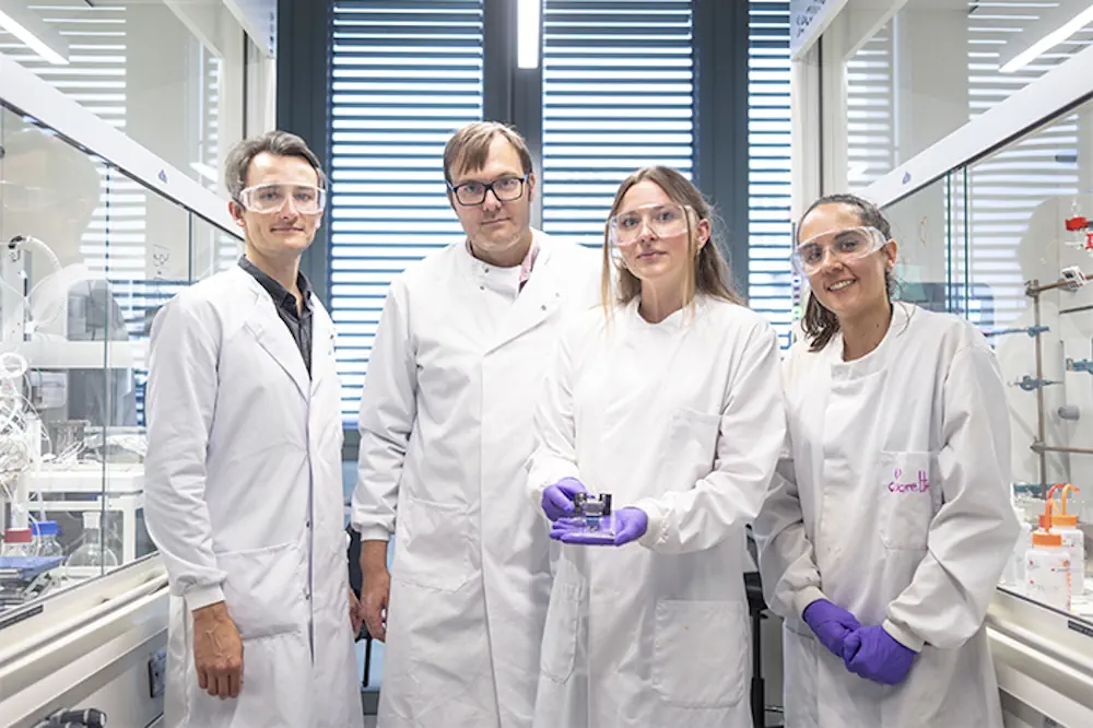 De gauche à droite, les chercheurs Paulius Baronas, Kasper Moth-Poulsen, Helen Hölzel et Lorette Fernandez au laboratoire MOST de l'UPC.