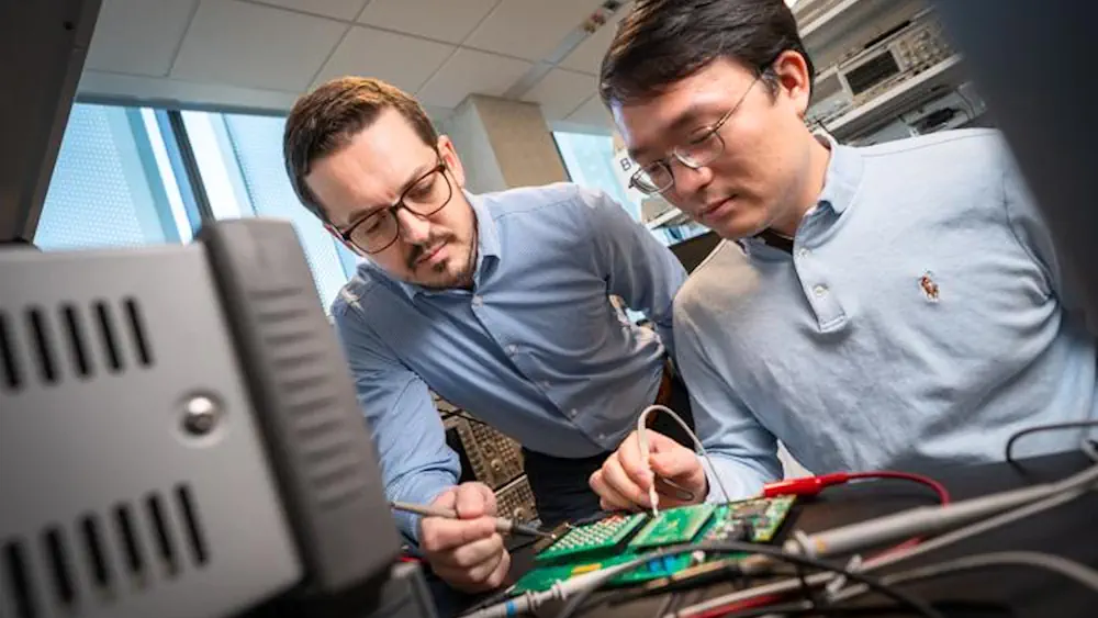 L'auteur principal Patrick Mercier (à gauche), professeur au département de génie électrique et informatique, et l'auteur principal Zixiao Lin, étudiant en doctorat de génie électrique, tous deux de l'université de San Diego, vérifient le système de conduite sur une plate-forme d'essai.