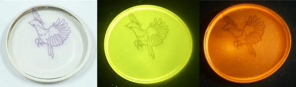 Un nouveau type de verre gravé d'un motif d'oiseau apparaît différemment lorsqu'il est exposé à différents lasers.