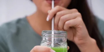 Oui, les pailles en papier, c'est nul. Plutôt que de ramener les pailles en plastique, évitons les objets à usage unique.