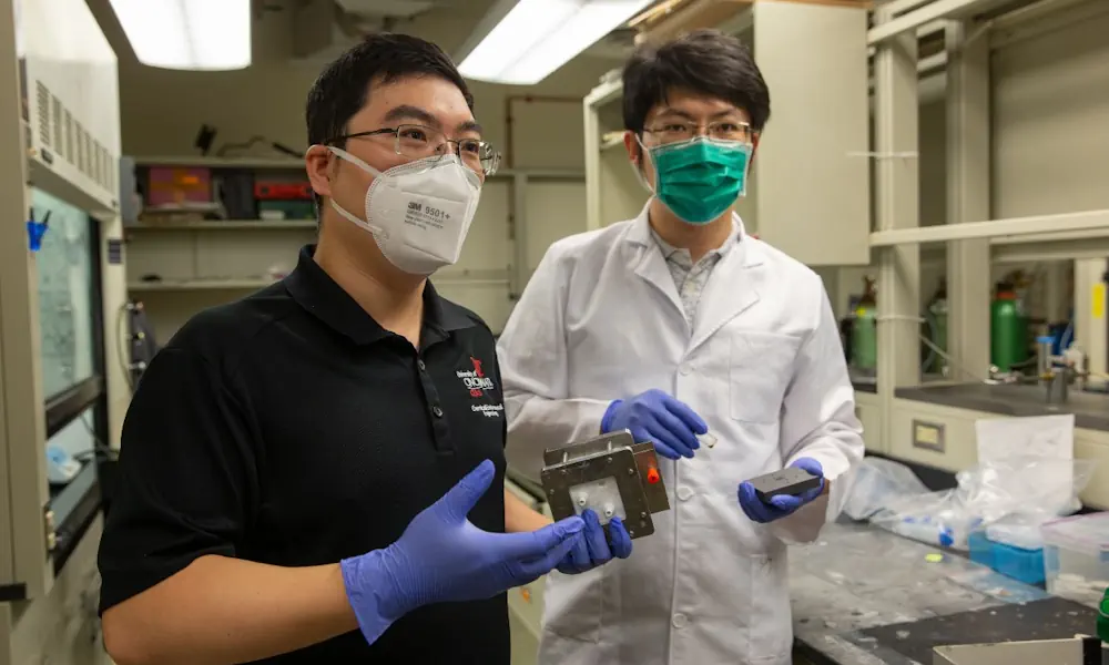 Jingjie Wu, professeur adjoint à l'UC College of Engineering and Applied Science, à gauche, et Tianyu Zhang, diplômé de l'UC, étudient les moyens de convertir le dioxyde de carbone en produits utiles pour lutter contre le changement climatique.