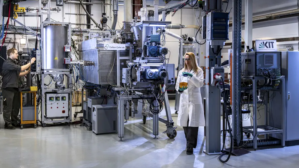 Les travaux du laboratoire du cycle du carbone comprennent des recherches sur le recyclage chimique des déchets plastiques, qui sont en train de passer à l'échelle pilote