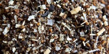 Une étude révèle qu'un kilogramme de compost contient jusqu'à 16 000 particules microplastiques